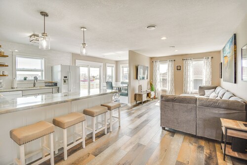 Bright Kitty Hawk Home w/ Hot Tub, Walk to Beach!