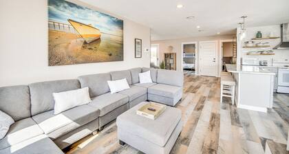Bright Kitty Hawk Home w/ Hot Tub, Walk to Beach!
