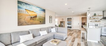 Bright Kitty Hawk Home w/ Hot Tub, Walk to Beach!