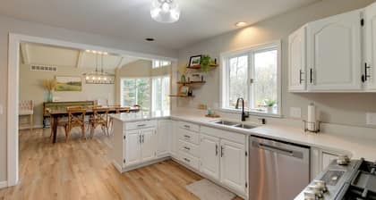 East Aurora Home ~ 18 Mi to Downtown Buffalo!