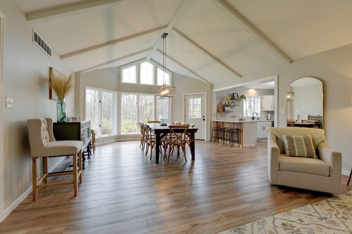 East Aurora Home ~ 18 Mi to Downtown Buffalo!