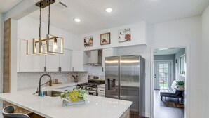 Dishwasher, high chair, coffee grinder, cookware/dishes/utensils - Houston Heights Home w/ Yard ~ 5 Mi to Downtown! (Houston)