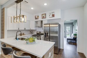 Lavavajillas, trona infantil, molinillo de café y utensilios de cocina