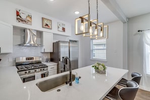 Dishwasher, high chair, coffee grinder, cookware/dishes/utensils - Houston Heights Home w/ Yard ~ 5 Mi to Downtown! (Houston)