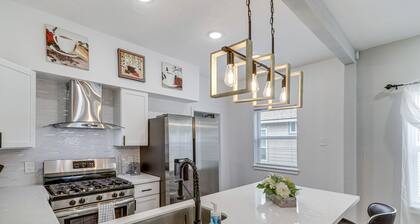 Houston Heights Home w/ Yard ~ 5 Mi to Downtown!