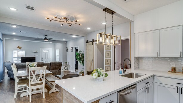 Dishwasher, high chair, coffee grinder, cookware/dishes/utensils - Houston Heights Home w/ Yard ~ 5 Mi to Downtown! (Houston)