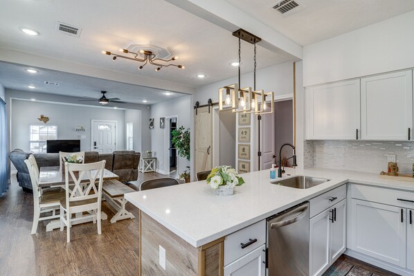 Lavavajillas, trona infantil, molinillo de café y utensilios de cocina