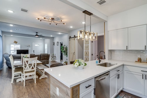 Houston Heights Home w/ Yard ~ 5 Mi to Downtown!