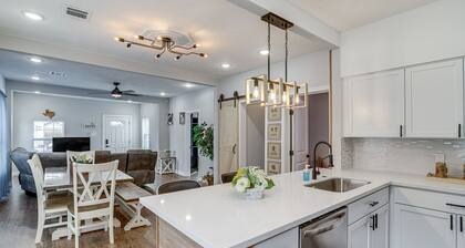 Houston Heights Home w/ Yard ~ 5 Mi to Downtown!