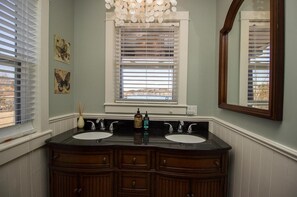 تجهيزات دش، مجففات شعر، مناشف، صابون