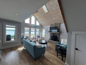 Smart TV, fireplace, books - Luxury Oceanfront Home in Lunenburg (First South)