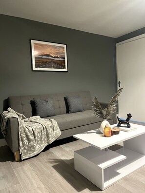 Een smart-tv en boeken