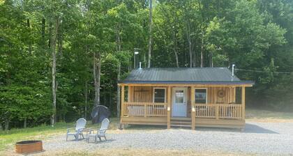 Mountain Meadow Cabin with hot tub, beautiful view, secluded and peaceful
