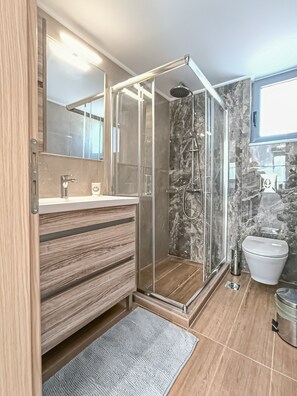 Een douche, een haardroger, handdoeken, zeep