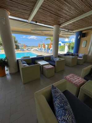 Poolside bar - HappyCamp Mobile Homes Camping Apollonia (Agios Vasileios)