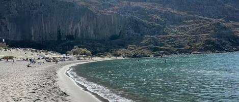 På stranden och vit sandstrand