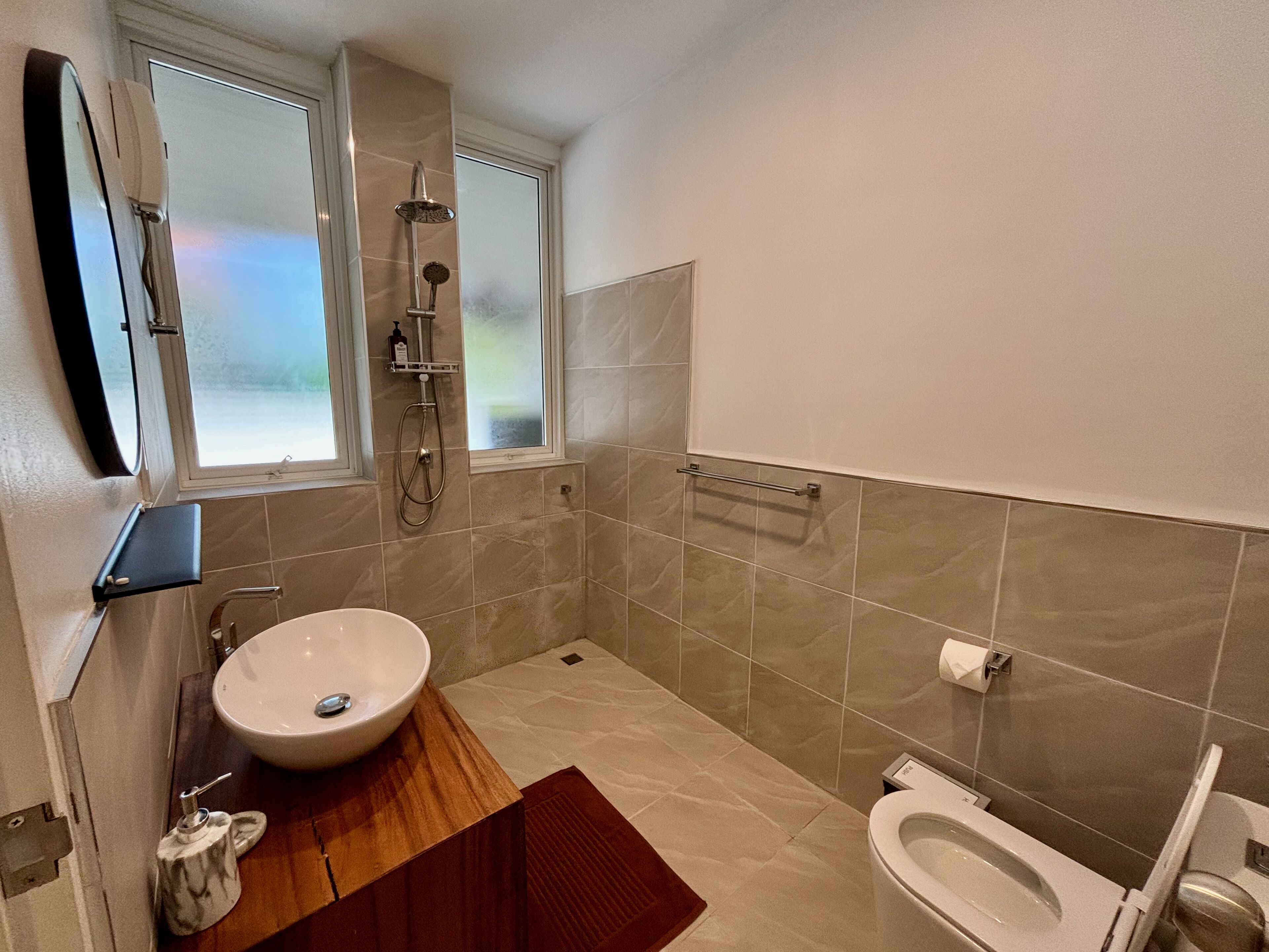 Ein Badezimmer mit Waschbecken, Toilette und Dusche.