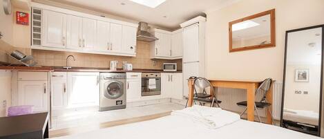 Apartment | 1 bedroom, iron/ironing board, free WiFi, bed sheets