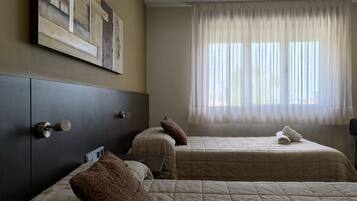 Habitació doble o amb dos llits individuals | Escriptori, wifi gratuïta i roba de llit