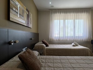 Double or Twin Room | Desk, free WiFi, bed sheets - Hotel Santa Barbara (Andorra)