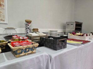 Daily buffet breakfast for a fee - Hotel Santa Barbara (Andorra)