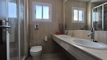 Kamer, 1 twee- of 2 eenpersoonsbedden | Badkamer met douche