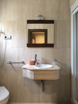 Single Room | Bathroom | Hair dryer, towels, soap, shampoo - Hotel Santa Barbara (Andorra)