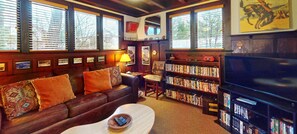 Smart-TV, Kamin, DVD-Player, Bücher