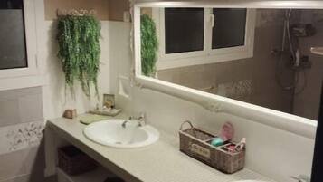 Serviettes fournies, papier toilette