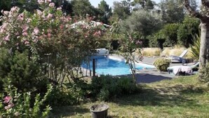 A backyard with a swimming pool, surrounded by various plants and trees. - Welcome to Villa Bergeracoise - Les Cigales. (Eyraud-Crempse-Maurens)