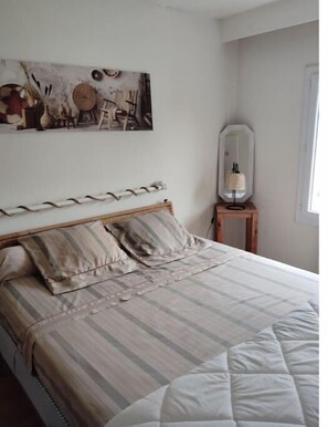4 slaapkamers, een strijkplank/strijkijzer, wifi, beddengoed