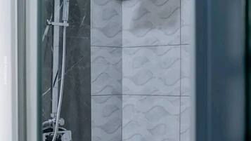 Chambre double | Salle de bain | Douche, douche cascade, articles de toilette (gratuits)