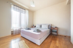 5 makuuhuonetta, silitysrauta/-lauta, vauvan matkasänky, Wi-Fi