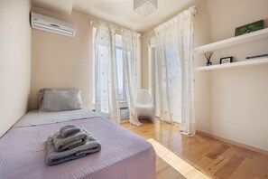 5 habitaciones, tabla de planchar con plancha, cuna de viaje y wifi 