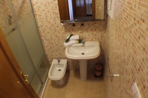 Shower - Agi Monaco B3 Apartamento for rent in Roses Girona. (Roses)