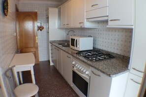 Kühlschrank, Mikrowelle, Ofen, Wasserkocher mit Kaffee-/Teezubehör