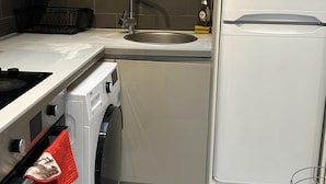 冷蔵庫、電子レンジ、オーブン、コンロ