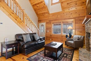 Una Smart TV, una chimenea, un futbolín, libros