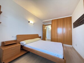 2 Schlafzimmer, Bügeleisen/Bügelbrett