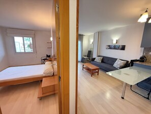 2 chambres, fer et planche Ă repasser
