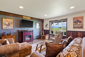 TV, fireplace