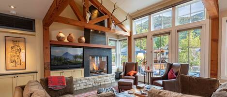 Smart TV, chimenea, libros y oficina