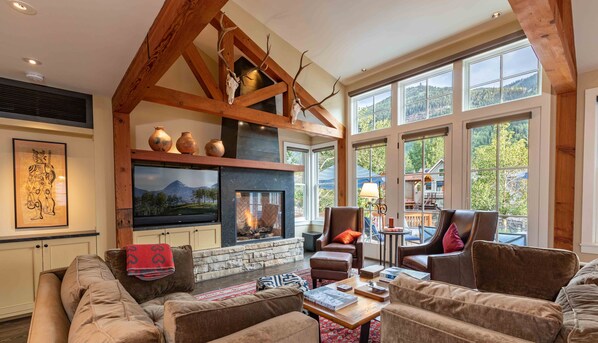 スマートテレビ、暖炉、書庫、書斎 / ワークスペース