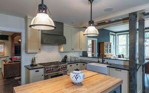 冷蔵庫、電子レンジ、オーブン、コンロ