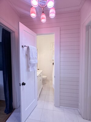 Hair dryer, towels, soap, shampoo - Peony Apartment (Gastonia)