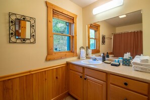 Een haardroger, handdoeken