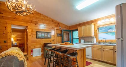 Apple Blossom Cabin - Stunning Mountain Views, Pet Friendly