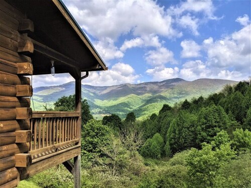 Apple Blossom Cabin - Stunning Mountain Views, Pet Friendly