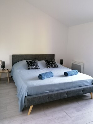 3 chambres, fer et planche à repasser, Wi-Fi gratuit, draps fournis