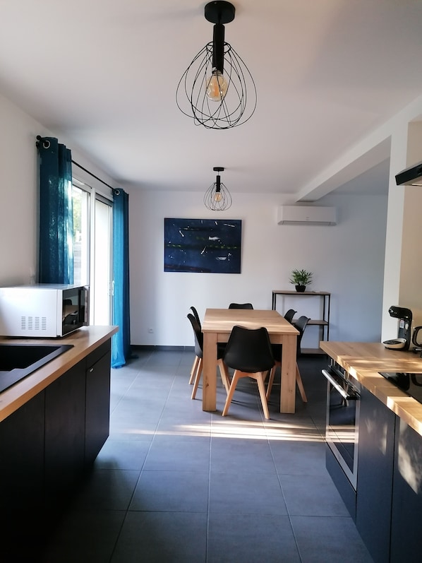 Fridge, microwave, oven, stovetop - Le Caudalie Bordeaux Léognan au Cœur des Vignobles (LEOGNAN)